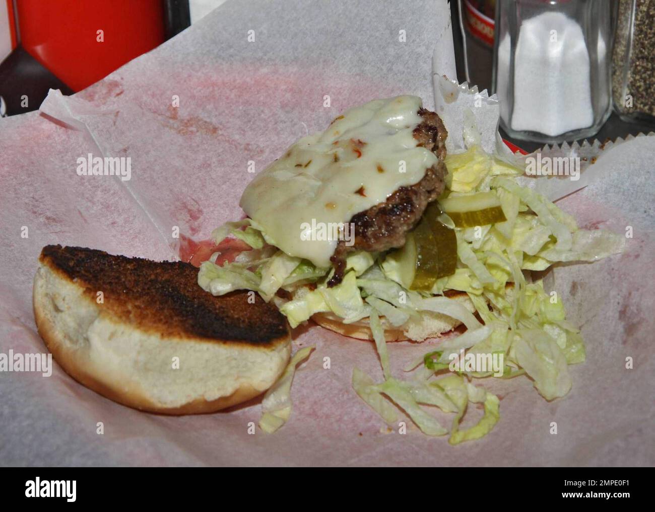 .EXCLUSIF!! Beyonce s'assure qu'elle garde ses courbes lors de sa tournée aux États-Unis avec un arrêt de stand dans un Burger bar local à South Beach. Le stress de la chanson a quitté son hôtel de luxe en bord de mer et s'est rendu à Cheese Burger Baby avant d'aller prendre un vol à bord d'un jet privé. Beyonce, qui portait une paire de pantalons chauds et de talons hauts, a également pris le temps de signer des autographes pour certains fans très heureux. La chanteuse et ses compagnons de voyage ont commandé un paquet de 6 cheeseburgers pour bébés, 2 hamburgers et 2 cheeseburgers. Miami Beach, Floride. 6/30/09. Banque D'Images