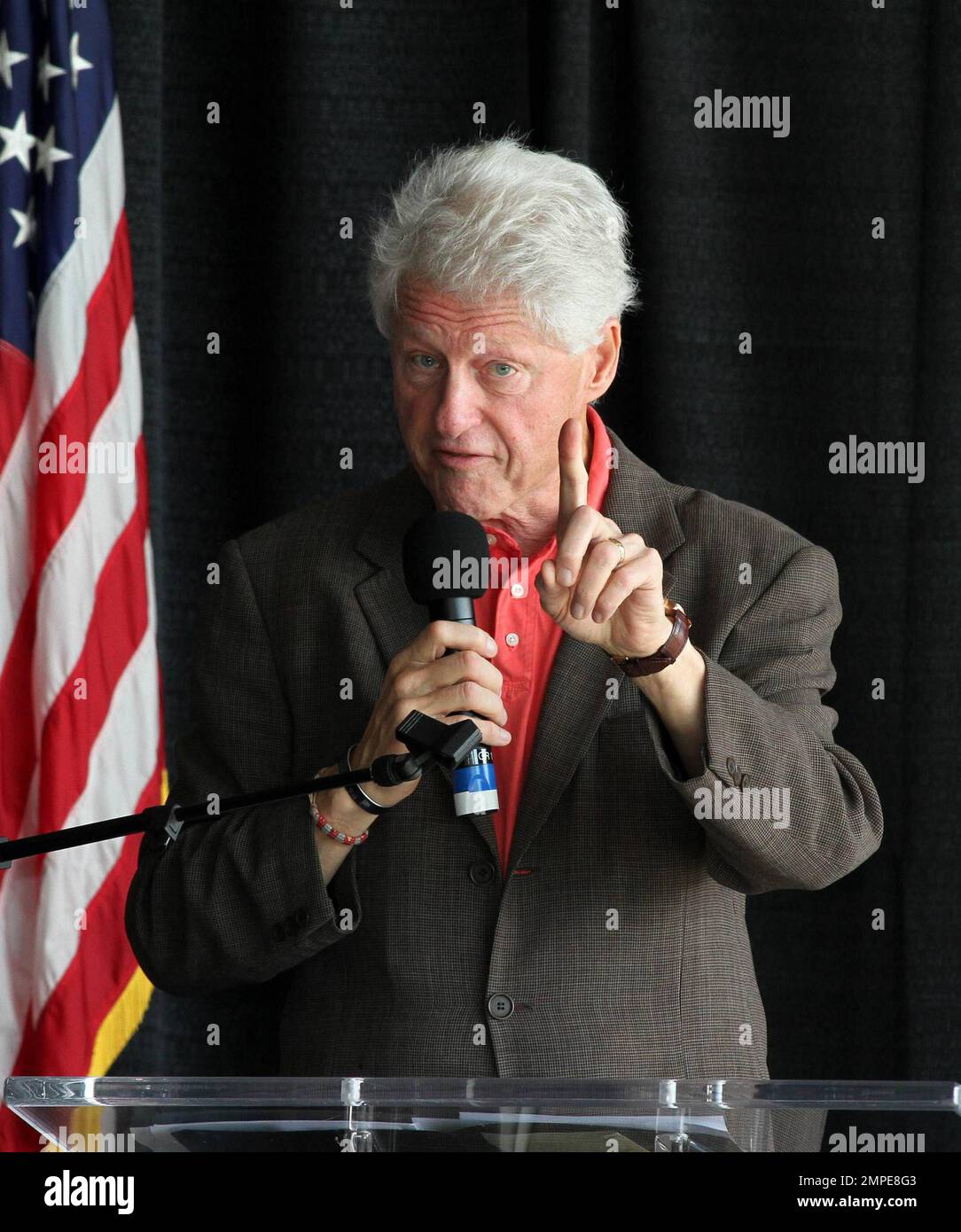 L'ancien président des États-Unis Bill Clinton s'exprime lors d'un rassemblement de vote précoce pour Alex Sink, candidat démocrate au poste de gouverneur de la Floride au Miami-Dade College. Évier est actuellement directeur financier de la Floride. La scène reculée Clinton s'est rapprochée de Sink et a mis son bras autour d'elle. Miami, Floride. 10/21/10. Banque D'Images