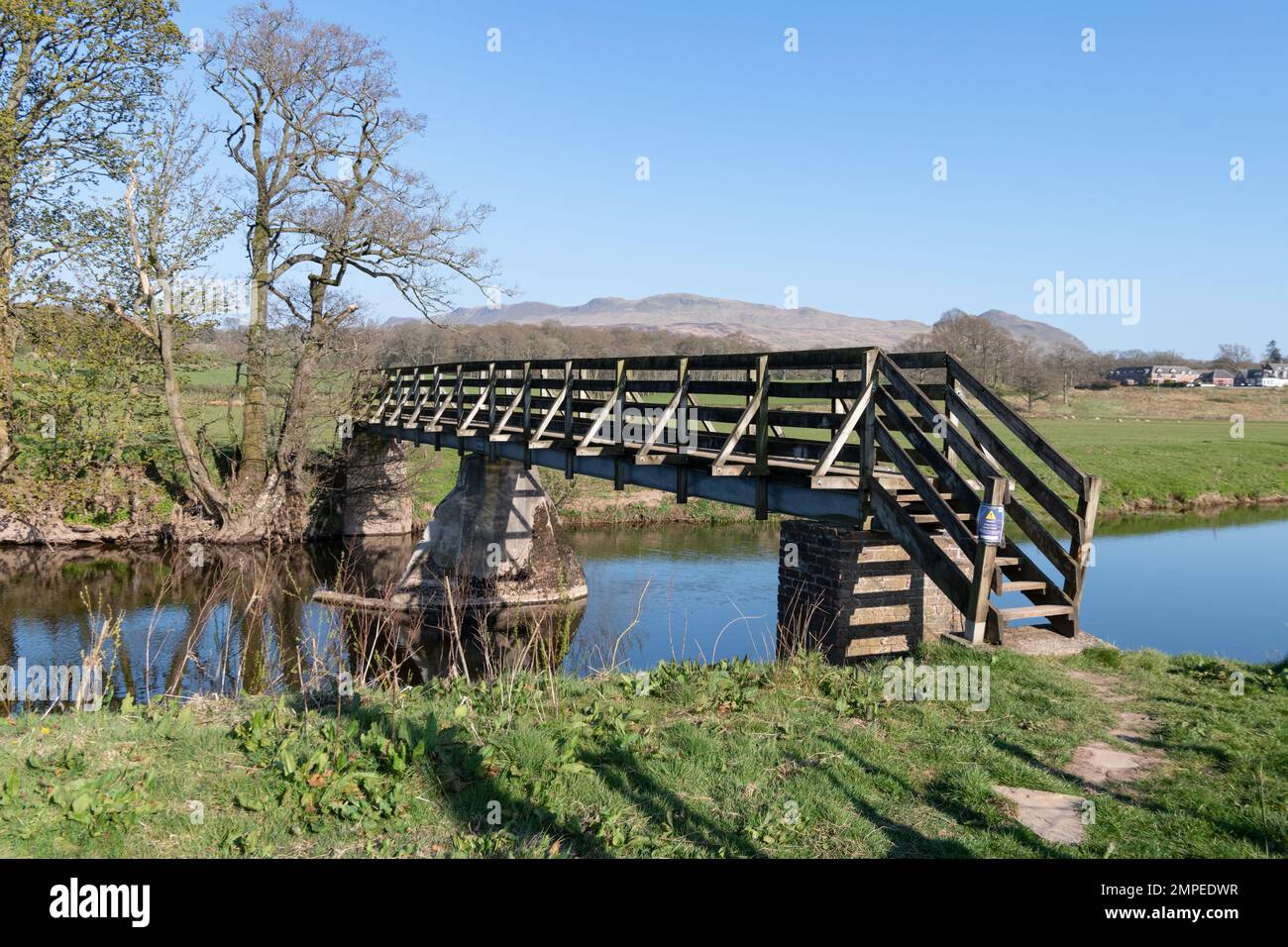 Pont en bois au-dessus d'Endrick Water près de Killén et des CammPSIE Fells, Stirling, Écosse, Royaume-Uni Banque D'Images