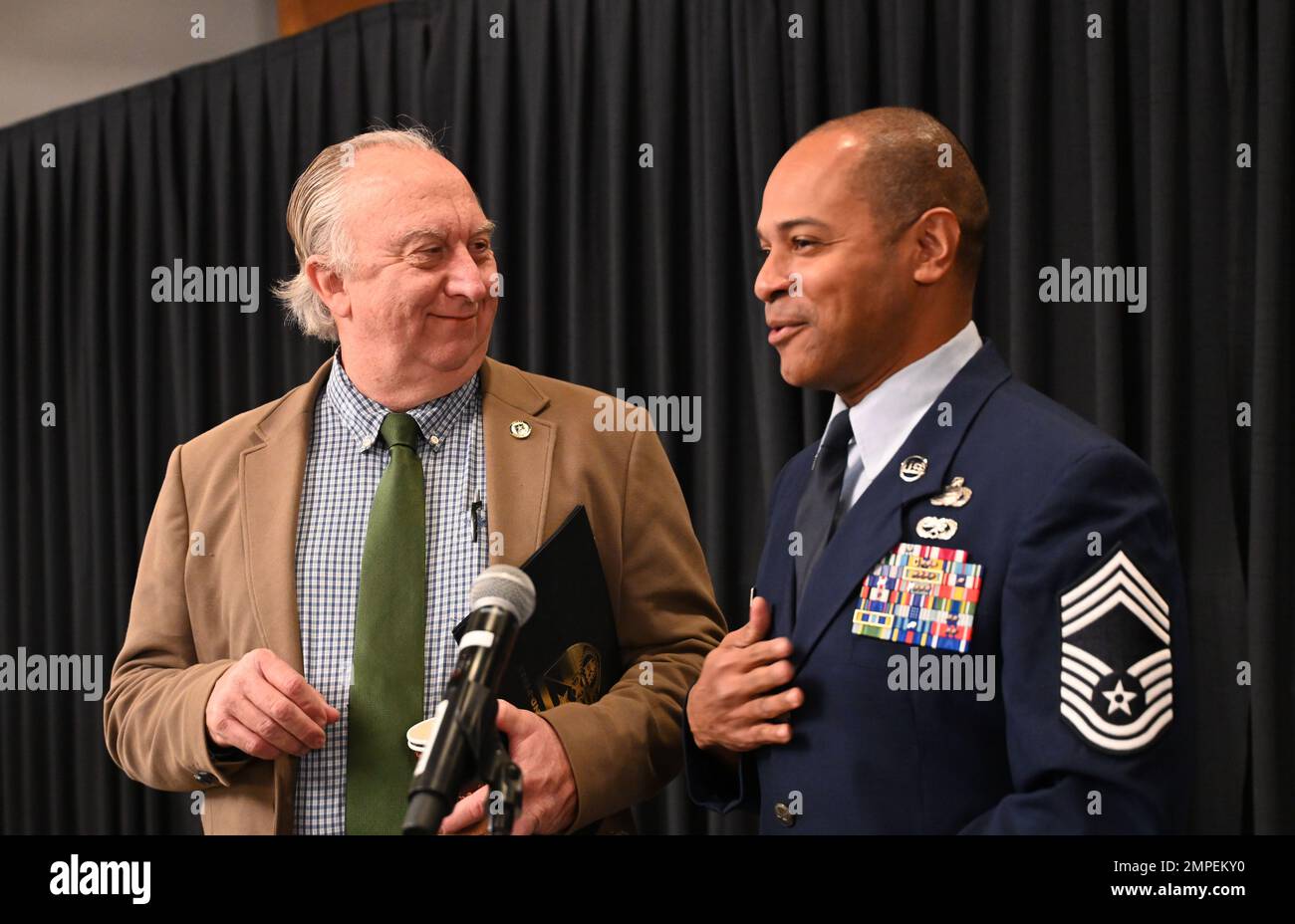 Erik Thomsen, agent des services après la retraite de la garnison et maître de cérémonie de la DAR Sgt. Darryl Dew, 86th Airlift Wing, se prépare à la cérémonie officielle. Banque D'Images