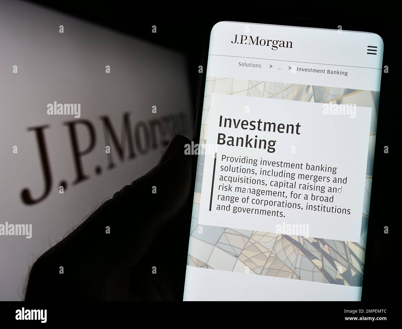 Personne détenant un smartphone avec le site Web de la société américaine de services financiers J.P. Morgan Co. À l'écran avec logo. Concentrez-vous sur le centre de l'écran du téléphone. Banque D'Images
