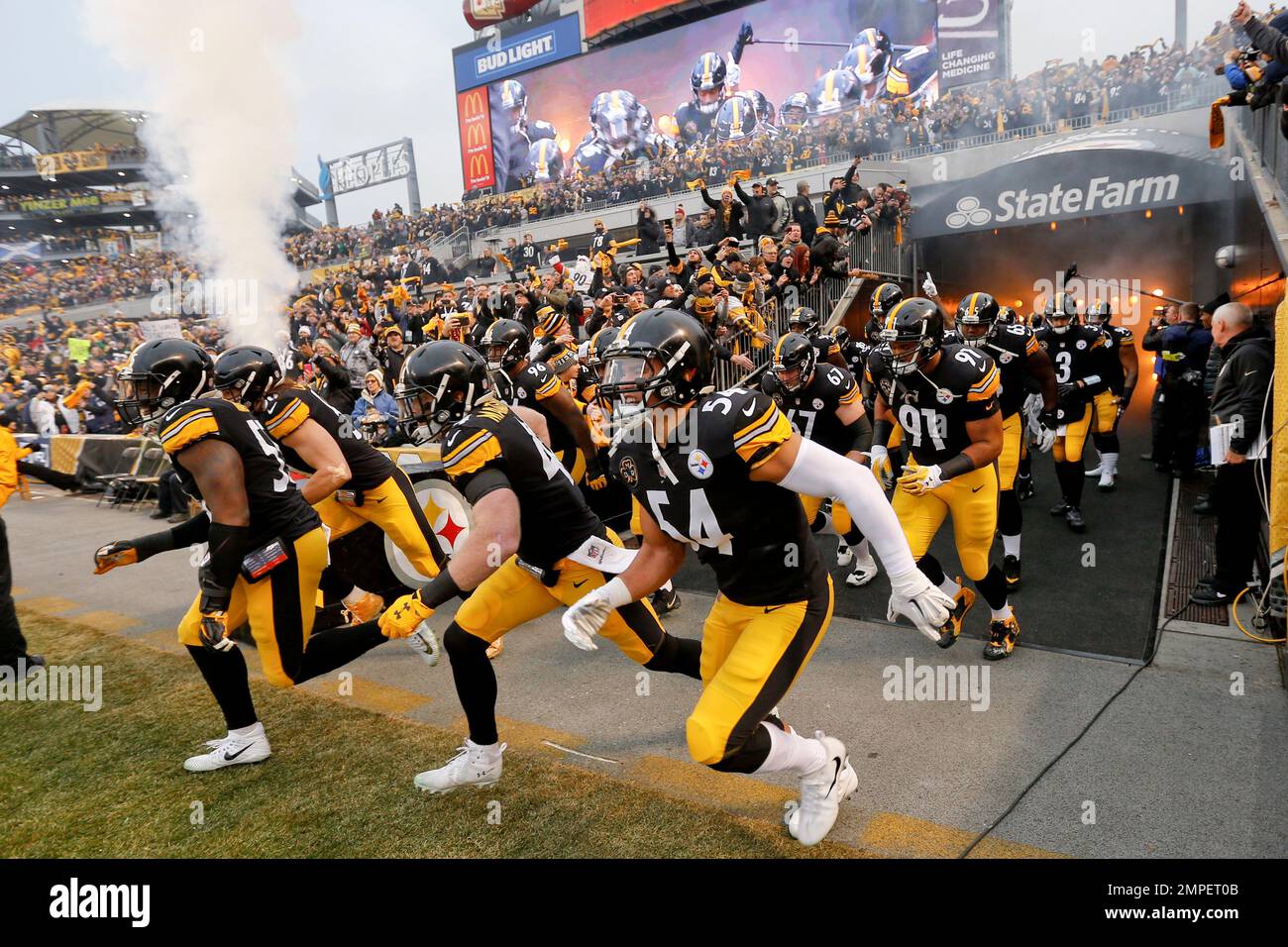 The Pittsburgh Steelers run onto the field for an NFL football game against the New England Patriotsin Pittsburgh, Sunday, Dec. 17, 2017. (AP Photo/Keith Srakocic) Banque D'Images