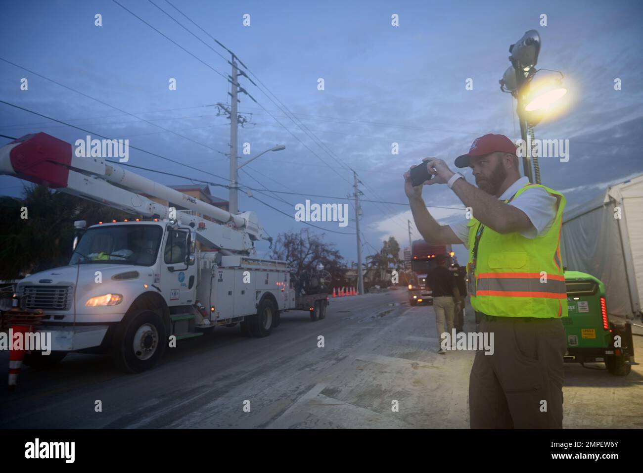 Paul Fleming, agent de liaison du gouvernement local de l'USACE et employé du district de St. Paul, capture une photo des dommages causés par l'ouragan Ian à fort Myers, en Floride, le 13 octobre. L'USACE compte plus de 290 employés de l'USACE déployés pour soutenir la FEMA et l'État de la Floride dans des zones comprenant un toit bleu temporaire, des évaluations d'infrastructure, une puissance temporaire et des débris. Banque D'Images