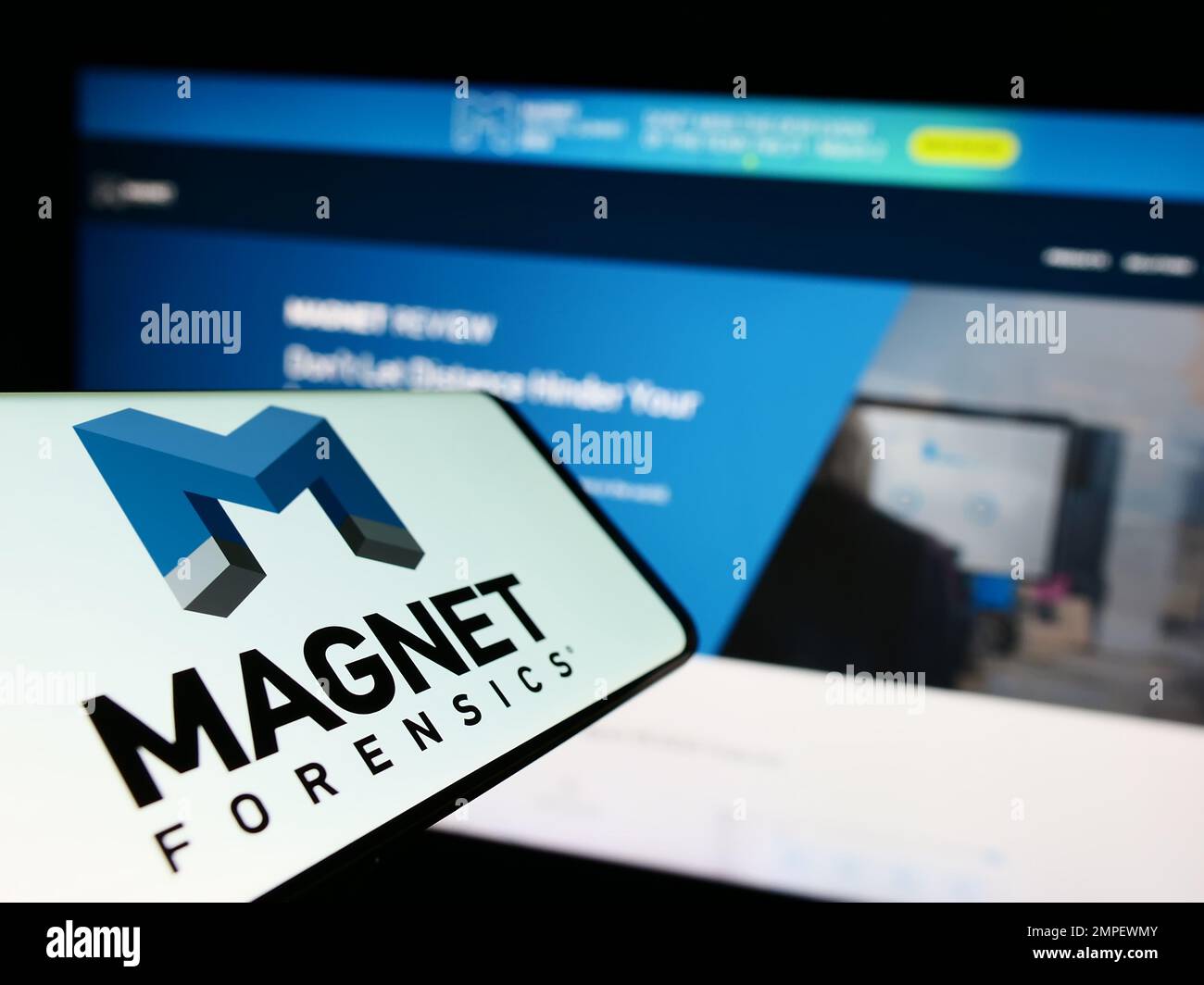 Smartphone avec le logo de la société de cybersécurité Magnet Forensics Inc. À l'écran devant le site Web. Effectuez la mise au point au centre-droit de l'écran du téléphone. Banque D'Images