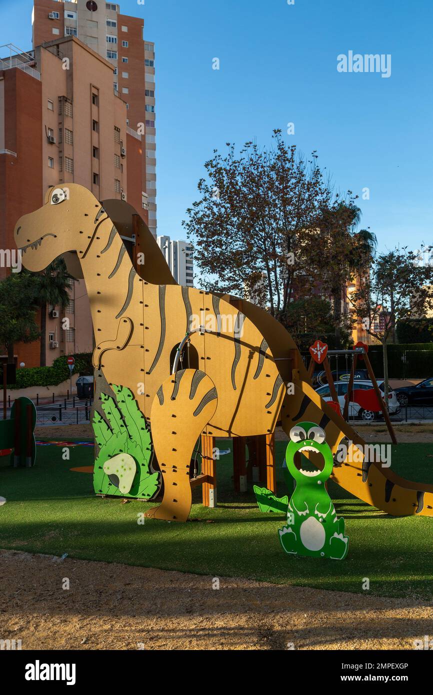 Un toboggan de dinosaures dans un terrain de jeu de Benidorm Banque D'Images