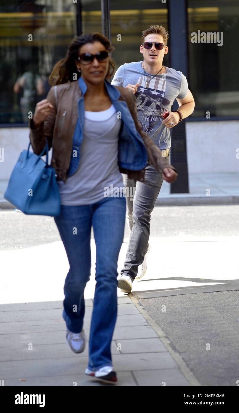 Lee Ryan, Simon Webbe, Duncan James et Antony Costa du groupe de jeunes garçons britannique récemment réformé Blue sont pressés car ils arrivent en retard pour une apparition sur le Steve Wright Show sur BBC radio 2. Londres, Royaume-Uni. 4/11/11. Banque D'Images