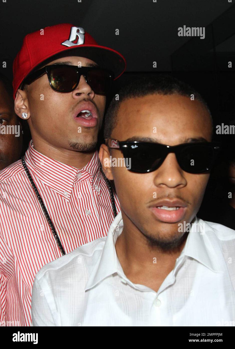 Chris Brown et Lil Bow Wow arrivent à LIV dans le Fontainebleau Miami Beach pour célébrer la Saint-Sylvestre. Il est rapporté que Bow Wow a commencé sa célébration du nouvel an en faisant deux fois qu'il allait se lever, tout en s'excusant à l'avance pour ce qu'il allait faire pendant la soirée. Son premier tweet aurait lu 'im bout to be f*** ed n saoul tweeting. Je dis désolé maintenant pour ce que je pourrais tweet. Mais f*** il ! Je suis jeune n riche, je suis dur 2nite," et a suivi avec un tweet qui a lu, "visage engourdi je suis whippin le lambo. Tipsy comme f***. Juste à gauche le @livmiami im f*** up!!! Ohhhh Banque D'Images