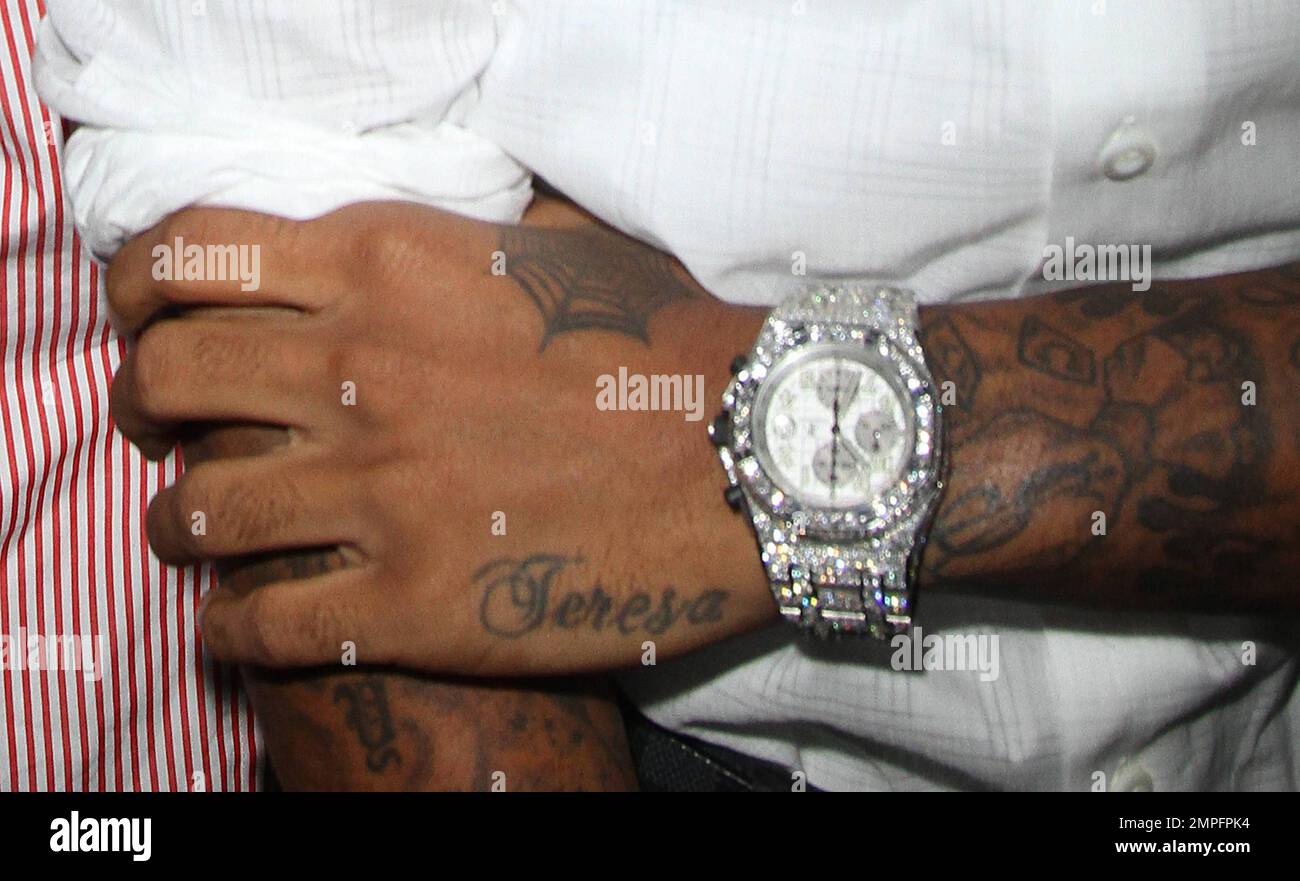 Chris Brown et Lil Bow Wow arrivent à LIV dans le Fontainebleau Miami Beach pour célébrer la Saint-Sylvestre. Il est rapporté que Bow Wow a commencé sa célébration du nouvel an en faisant deux fois qu'il allait se lever, tout en s'excusant à l'avance pour ce qu'il allait faire pendant la soirée. Son premier tweet aurait lu 'im bout to be f*** ed n saoul tweeting. Je dis désolé maintenant pour ce que je pourrais tweet. Mais f*** il ! Je suis jeune n riche, je suis dur 2nite," et a suivi avec un tweet qui a lu, "visage engourdi je suis whippin le lambo. Tipsy comme f***. Juste à gauche le @livmiami im f*** up!!! Ohhhh Banque D'Images