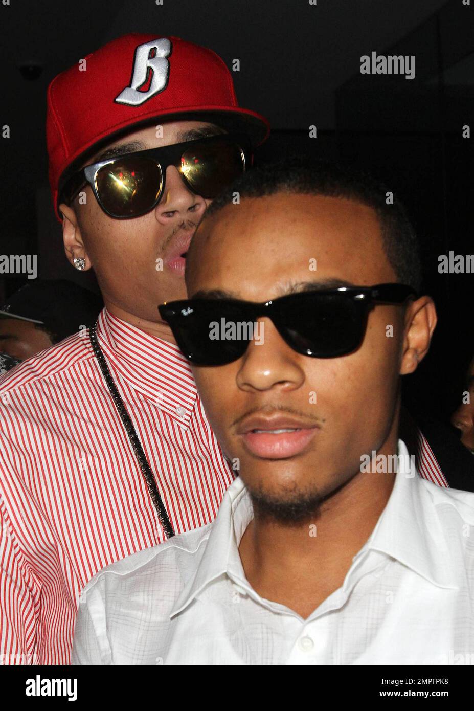 Chris Brown et Lil Bow Wow arrivent à LIV dans le Fontainebleau Miami Beach pour célébrer la Saint-Sylvestre. Il est rapporté que Bow Wow a commencé sa célébration du nouvel an en faisant deux fois qu'il allait se lever, tout en s'excusant à l'avance pour ce qu'il allait faire pendant la soirée. Son premier tweet aurait lu 'im bout to be f*** ed n saoul tweeting. Je dis désolé maintenant pour ce que je pourrais tweet. Mais f*** il ! Je suis jeune n riche, je suis dur 2nite," et a suivi avec un tweet qui a lu, "visage engourdi je suis whippin le lambo. Tipsy comme f***. Juste à gauche le @livmiami im f*** up!!! Ohhhh Banque D'Images