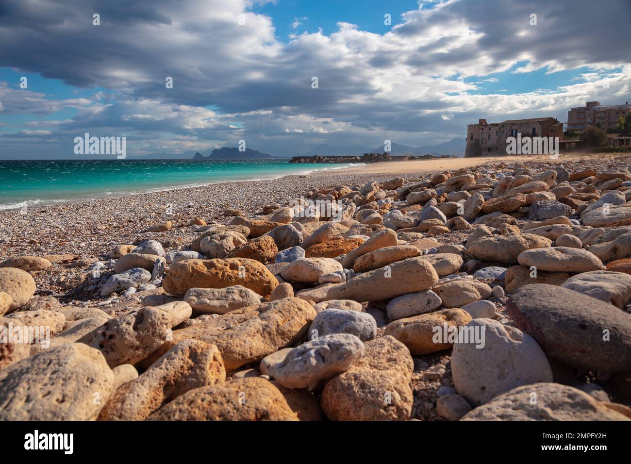 Virgin Mary Beach (Vergine Maria Beach), Sicile, Italie. Image paysage de la belle plage de Virgin Mary située près de Palerme, Sicile par beau soleil. Banque D'Images