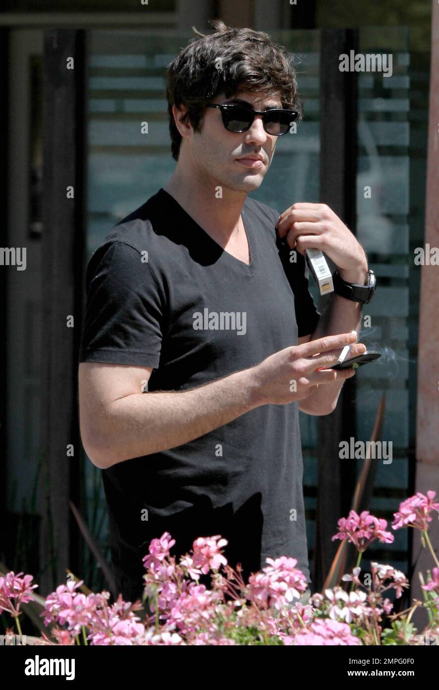 EXCLUSIF !! L'héritier du pétrole Brandon Davis a été repéré prenant une pause-cigarette de son repas au restaurant Coogie's à Malibu. Brandon était vêtu d'un t-shirt noir, d'un short de camouflage et de baskets noires. Malibu, Californie 23rd juin 2012. . Banque D'Images