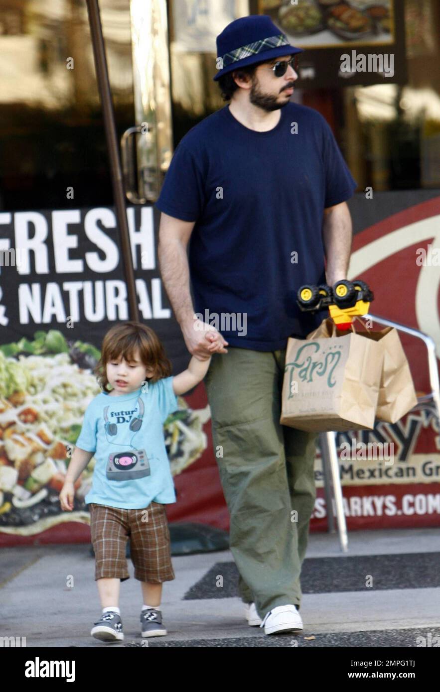 Jordan Bratman, le mari de Christina Aguilera, et Max, son fils, ont du  temps à se lier avec un père et un fils lors d'un voyage shopping ensemble  à Beverly Hills, en