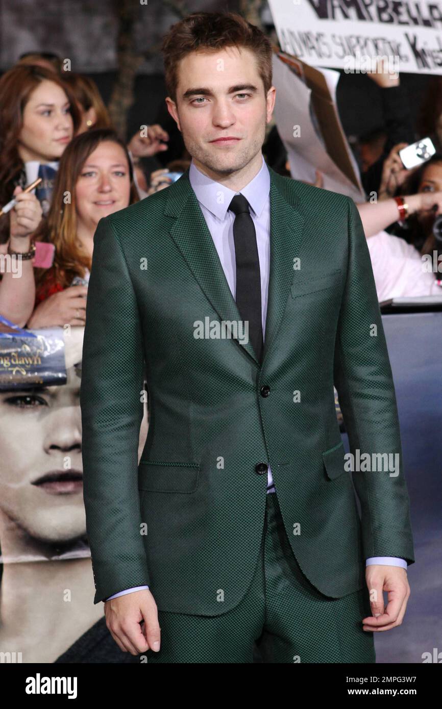 Robert Pattinson porte un costume Gucci vert lors de la première mondiale  de "The Twilight Saga: Breaking Dawn - part 2" au Nokia Theatre à LA Live.  Los Angeles, Californie. 12th novembre 2012 Photo Stock - Alamy