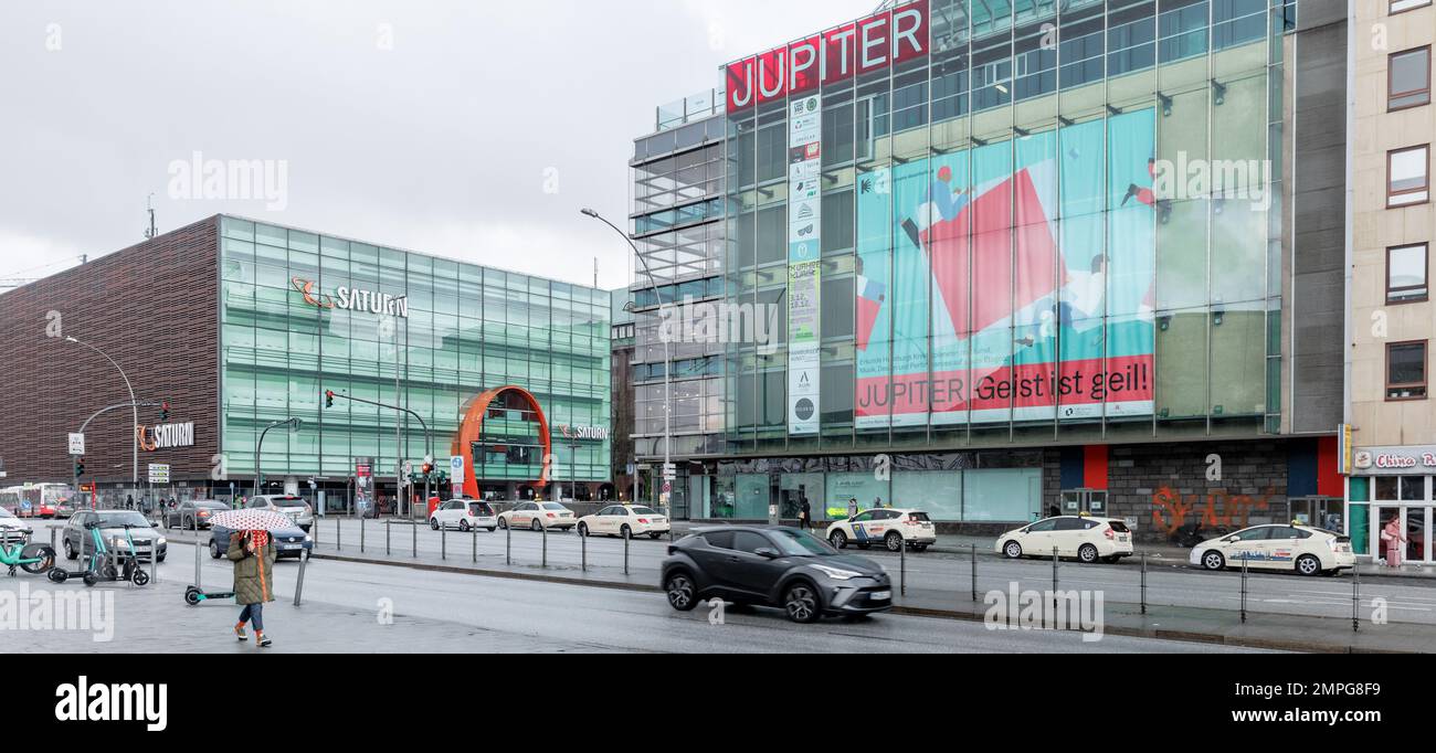 Hambourg, Allemagne. 30th janvier 2023. Vue du magasin Saturn Hamburg Altstadt au début de la Mönckeberstrasse avec le magasin Karstadt Sport en face fermé, qui est temporairement utilisé comme magasin créatif Jupiter. Credit: Markus Scholz/dpa/Alay Live News Banque D'Images