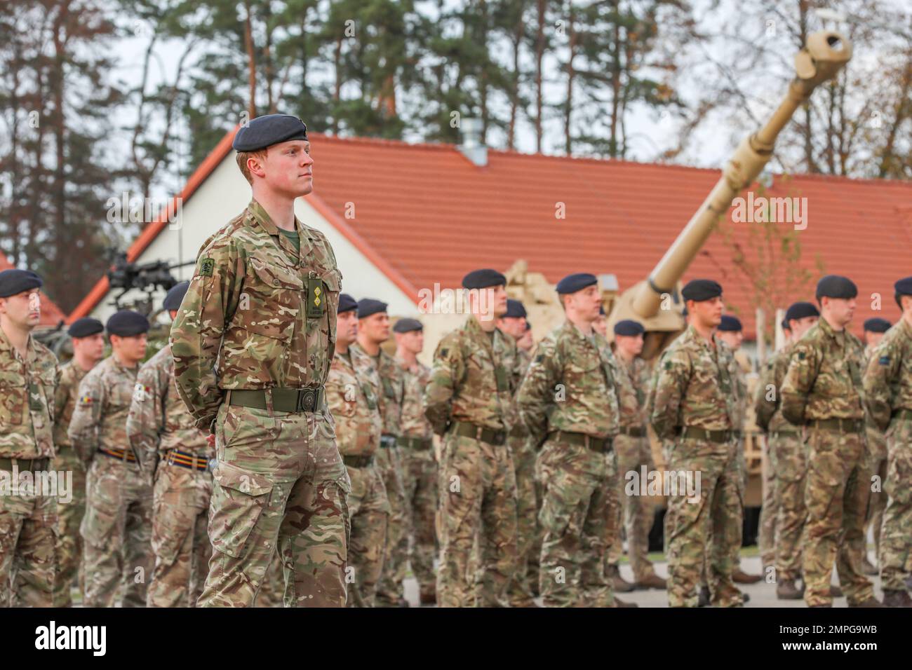Les soldats de l'armée du Royaume-Uni du groupe de combat de la Pologne avec présence avancée renforcée affectés à la troupe des Dragons noirs et à la troupe des Royal Landers, Prince of Whales, se tiennent en formation lors d'une cérémonie de remise, à Bemowo Piskie, en Pologne, le 14 octobre 2022. L'armée britannique est fière de travailler aux côtés de la division d'infanterie de 1st, des alliés de l'OTAN et des partenaires de sécurité régionaux pour fournir des forces crédibles au corps V, sous le commandement du corps déployé avancé de l'Amérique en Europe. Banque D'Images