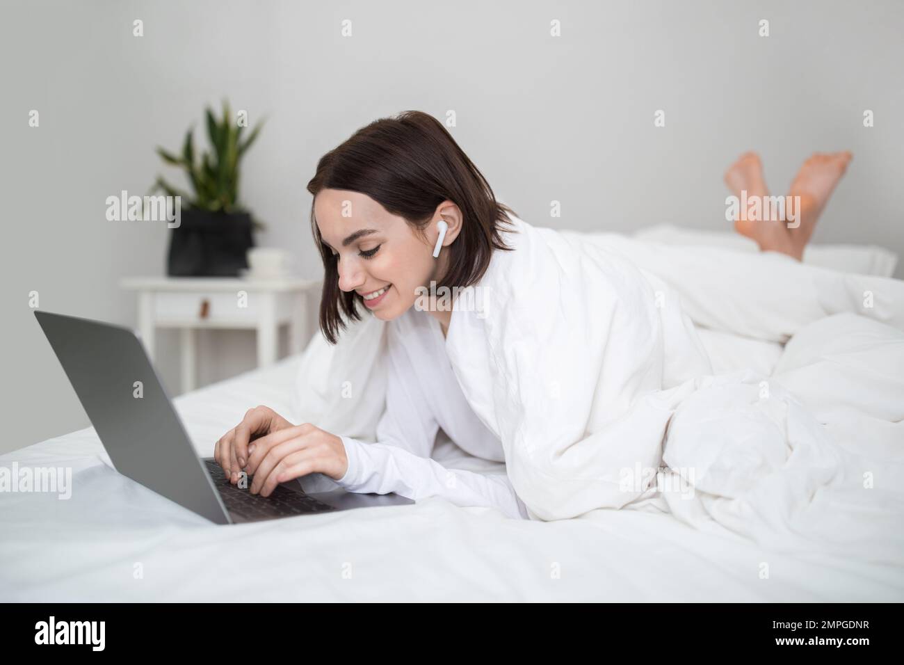 Bonne jeune femme indépendante travaillant à domicile Banque D'Images