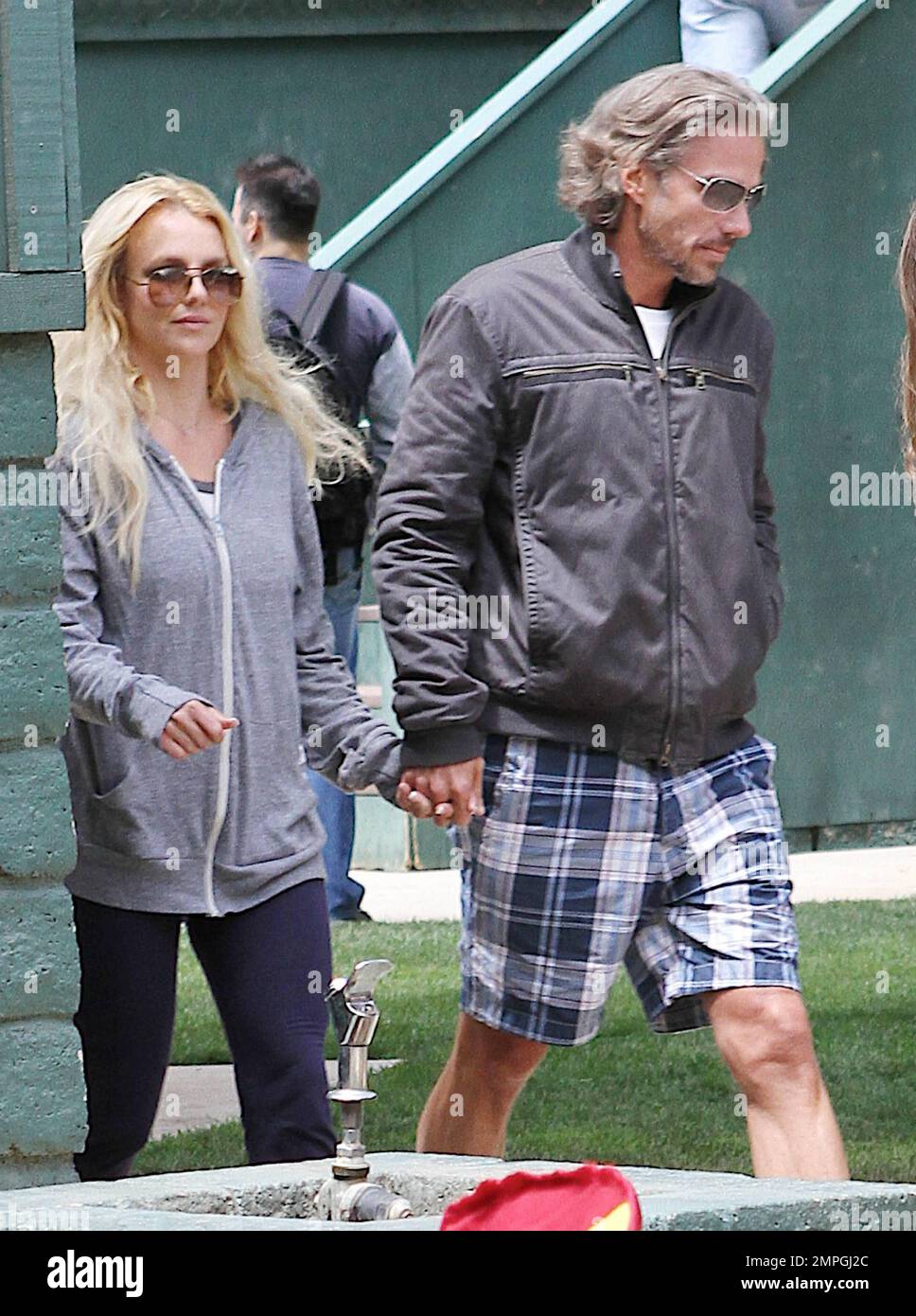 EXCLUSIF !! Britney Spears et son petit ami Jason Trawick se tenant les mains au match de la Pony League de Sean Preston à LOS ANGELES ce matin. Kevin Federline, le père de Sean Preston, est également entraîneur du match de baseball. Los Angeles, Californie. 05/15/11. Banque D'Images