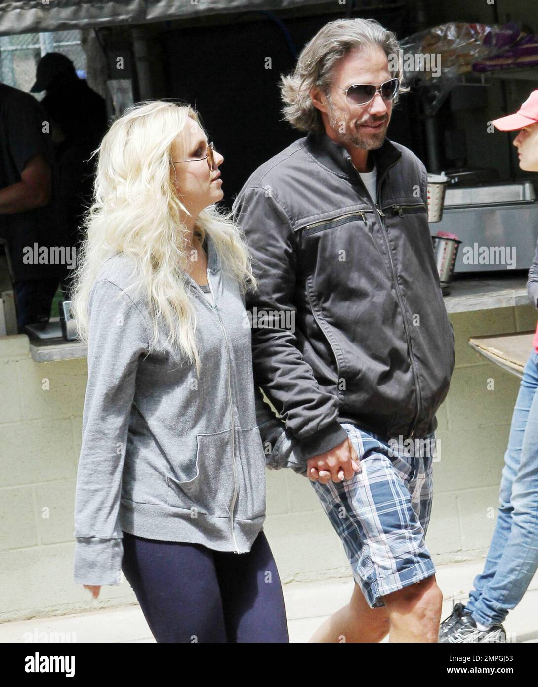 EXCLUSIF !! Britney Spears et son petit ami Jason Trawick se tenant les mains au match de la Pony League de Sean Preston à LOS ANGELES ce matin. Kevin Federline, le père de Sean Preston, est également entraîneur du match de baseball. Los Angeles, Californie. 05/15/11. Banque D'Images