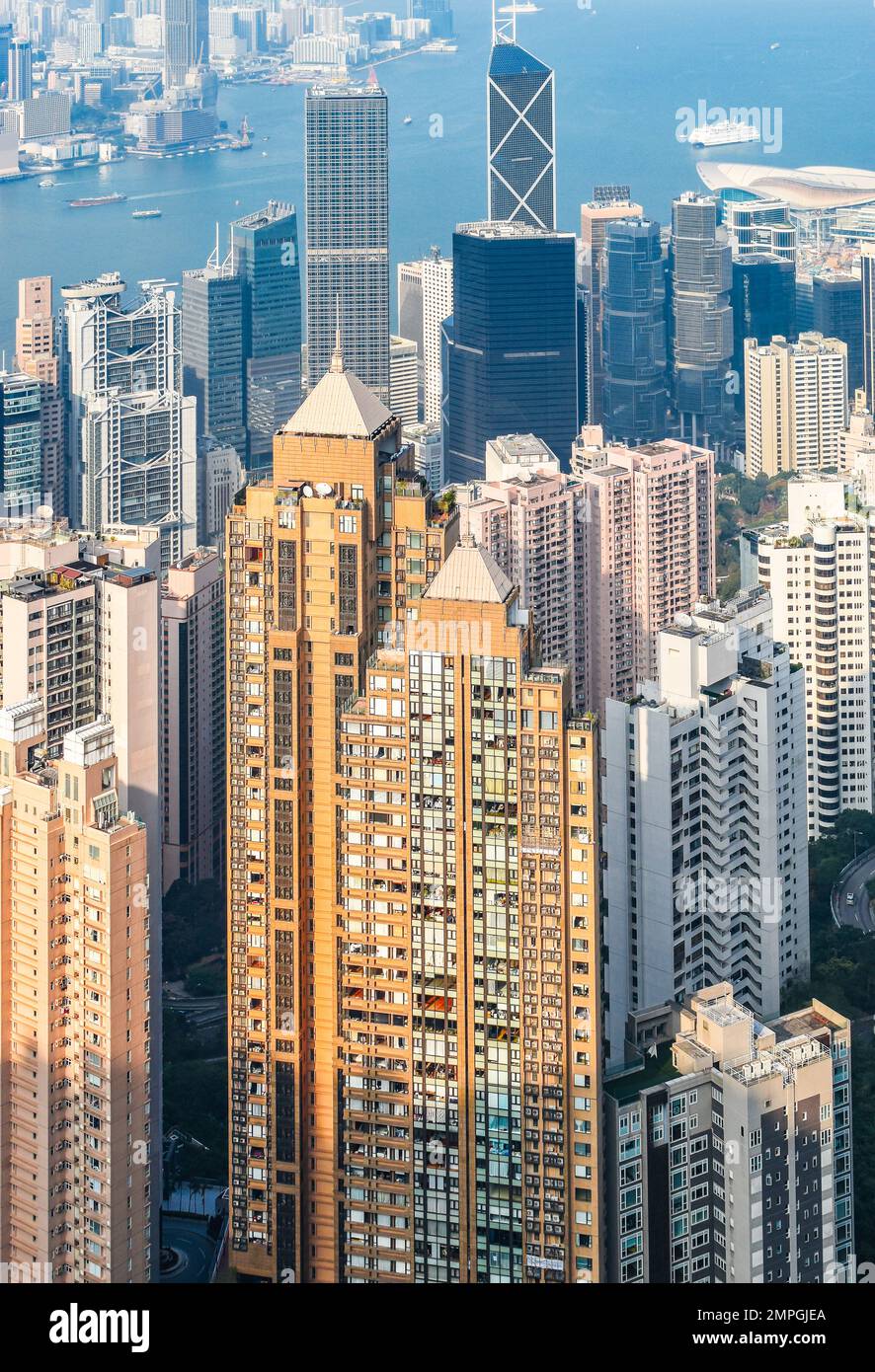 Gratte-ciels au coucher du soleil à Hong Kong. Banque D'Images