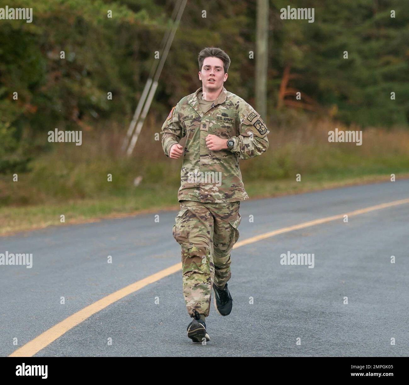 Le Cadet Nicholas Hermosilla , University of Maryland–College Park, se dirige vers la ligne d'arrivée pendant la course de pied de 2 miles au défi des Rangers ROTC de l'Armée de brigade 4th. Plus de 30 équipes se sont réunies à fort A.P. Hill 15-16 octobre 2022 pour déterminer quelles deux équipes vont représenter leur brigade au concours de compétences militaires de Sandhurst à l'Académie militaire de West point en avril. | photo de Sarah Windmueller, États-Unis Affaires publiques du commandement des cadets de l'Armée Banque D'Images