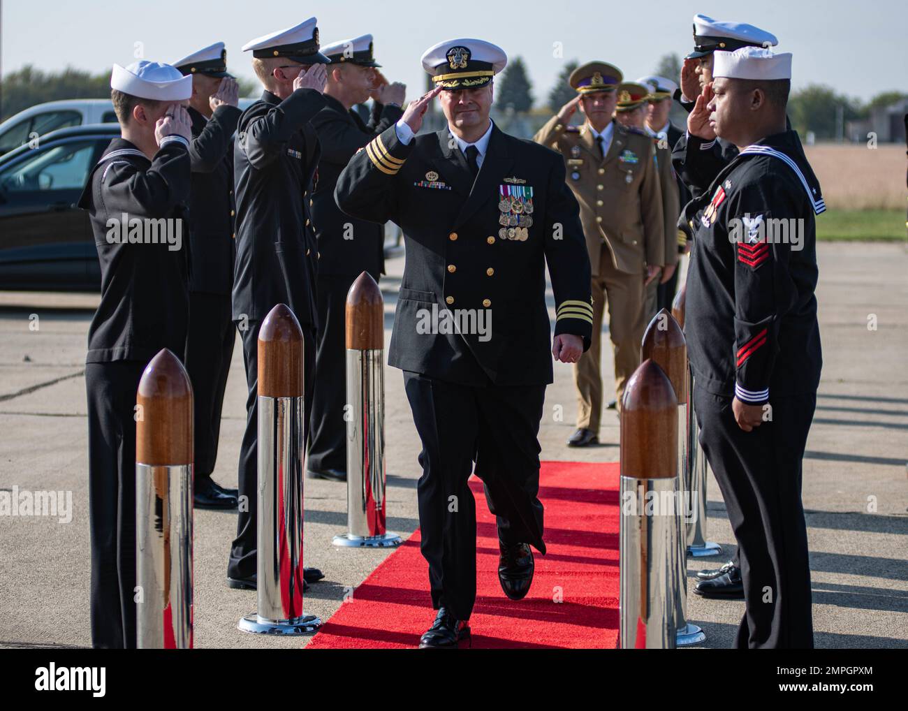 221014-N-DK722-1002 INSTALLATION DE SOUTIEN NAVAL DEVESELU, ROUMANIE (OCT 14, 2022) Cmdr. Frederick G. Hettling rend un hommage à la main aux copains lors d'une cérémonie de changement de commandement du système américain de défense antimissiles Aegis en Roumanie (USAAMDSRO) sur l'installation de soutien naval (NSF) Deveselu (Roumanie), le 14 octobre 2022. L'AAMDS est sous le contrôle opérationnel des forces navales américaines en Europe, basées à Naples, en Italie, et fait partie de l'approche européenne adaptée par phases (EPAA), qui protège les alliés européens de l'OTAN et les forces déployées par les États-Unis dans la région. Banque D'Images