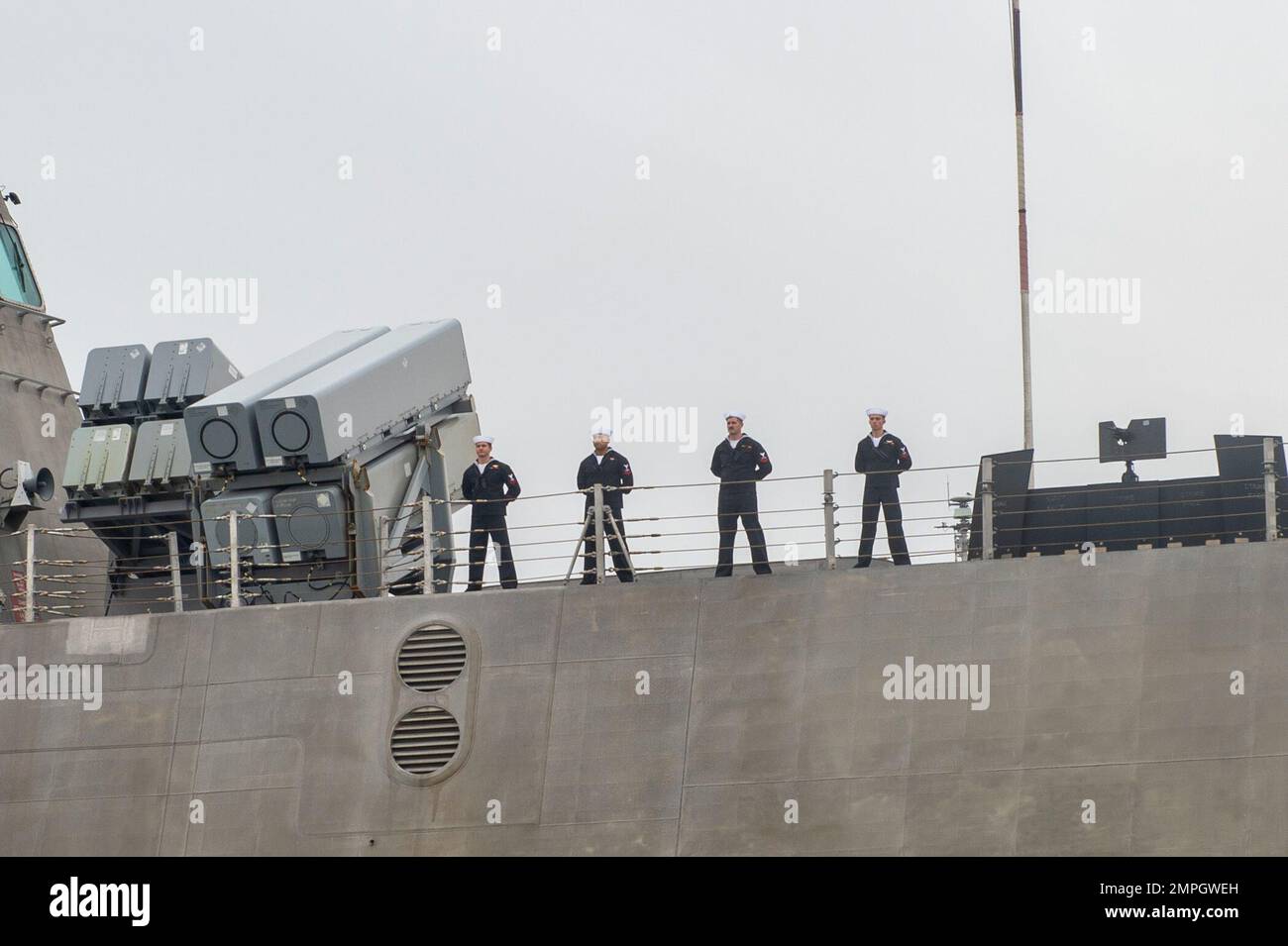 221015-N-ZS023-1049 SAN DIEGO (15 octobre 2022) navire de combat littoral de type Independence-variant USS Jackson (LCS 6) équipage d'or les marins font les rails quand le navire retourne à son homeport de la base navale de San Diego. Jackson est retourné à la base navale de San Diego, le 15 octobre, après son déploiement initial dans les flottes américaines 3rd et 7th en soutien d'une Indo-Pacific libre et ouverte. Banque D'Images