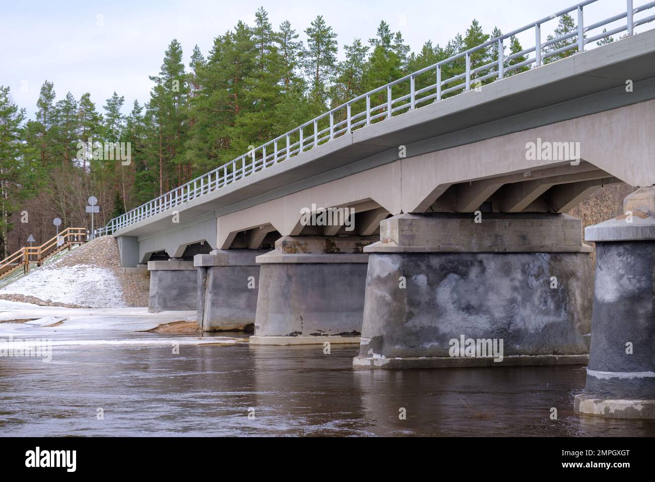 Pont en béton restauré et reconstruit sur la plus longue rivière de Lettonie, Gauja près de la ville de Stenci. Pont sur la rivière, printemps Banque D'Images