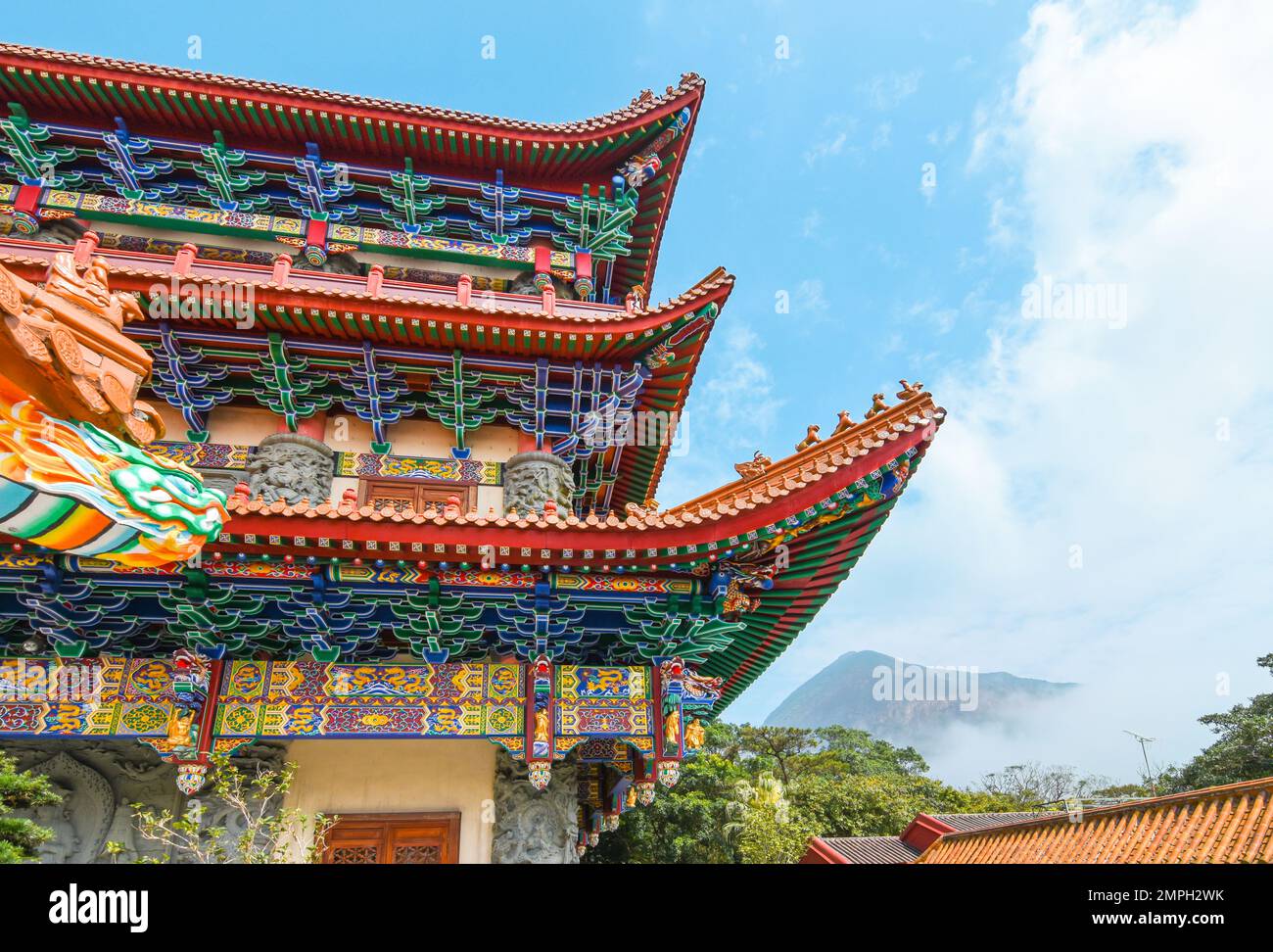 Toit chinois coloré avec fond bleu ciel, Hong Kong. Banque D'Images