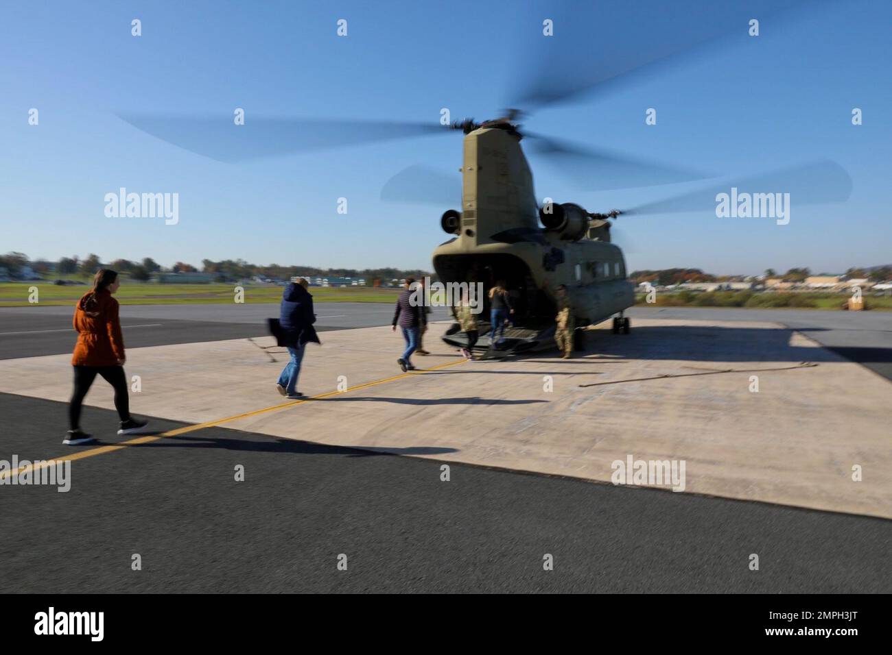 Les soldats américains de la Brigade expéditionnaire de l’aviation de combat de 28th organisent un événement de levée de conjoint pour les conjoints des soldats de la brigade. Les conjoints ont reçu des visites des installations de vol de la brigade et des vols en hélicoptère CH-47 Chinook et UH-60 Black Hawk pour témoigner de leur soutien. L’événement a eu lieu aux installations de vol de la brigade à l’aérodrome de l’Armée Muir à fort Indiantown Gap et à l’aéroport John Murtha Johnstown-Cambria County à Johnstown. Les participants de fort Indiantown Gap ont eu des vols autour de la région de Harrisburg, Hershey et Blue Mountain. Participants à Johnst Banque D'Images