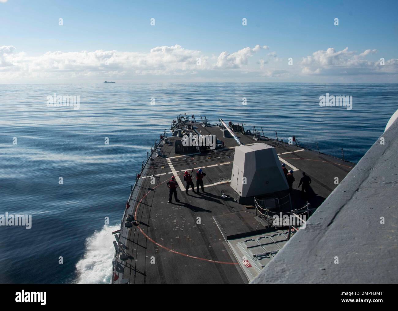 221015-N-XK462-1049 OCÉAN PACIFIQUE (15 octobre 2022) le destroyer de missile guidé de la classe Arleigh Burke USS Wayne E. Meyer (DDG 108) approche de l'USNS Henry J. Kaiser pour une reconstitution en cours. Wayne E. Meyer travaille actuellement avec Nimitz Carrier Strike Group en vue d'un déploiement à venir. Banque D'Images