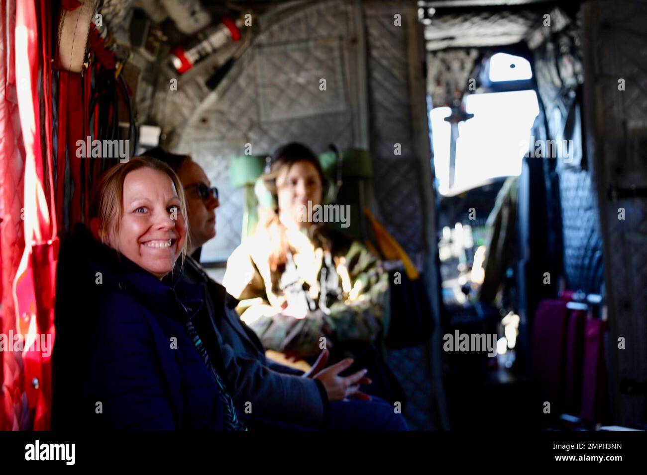 Les soldats américains de la Brigade expéditionnaire de l’aviation de combat de 28th organisent un événement de levée de conjoint pour les conjoints des soldats de la brigade. Les conjoints ont reçu des visites des installations de vol de la brigade et des vols en hélicoptère CH-47 Chinook et UH-60 Black Hawk pour témoigner de leur soutien. L’événement a eu lieu aux installations de vol de la brigade à l’aérodrome de l’Armée Muir à fort Indiantown Gap et à l’aéroport John Murtha Johnstown-Cambria County à Johnstown. Les participants de fort Indiantown Gap ont eu des vols autour de la région de Harrisburg, Hershey et Blue Mountain. Participants à Johnst Banque D'Images