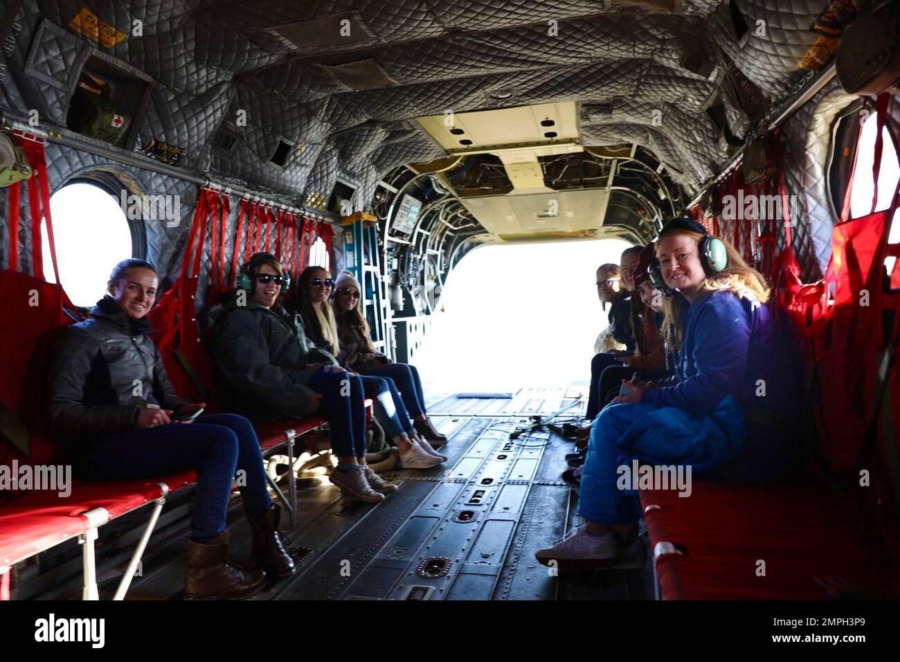 Les soldats américains de la Brigade expéditionnaire de l’aviation de combat de 28th organisent un événement de levée de conjoint pour les conjoints des soldats de la brigade. Les conjoints ont reçu des visites des installations de vol de la brigade et des vols en hélicoptère CH-47 Chinook et UH-60 Black Hawk pour témoigner de leur soutien. L’événement a eu lieu aux installations de vol de la brigade à l’aérodrome de l’Armée Muir à fort Indiantown Gap et à l’aéroport John Murtha Johnstown-Cambria County à Johnstown. Les participants de fort Indiantown Gap ont eu des vols autour de la région de Harrisburg, Hershey et Blue Mountain. Participants à Johnst Banque D'Images