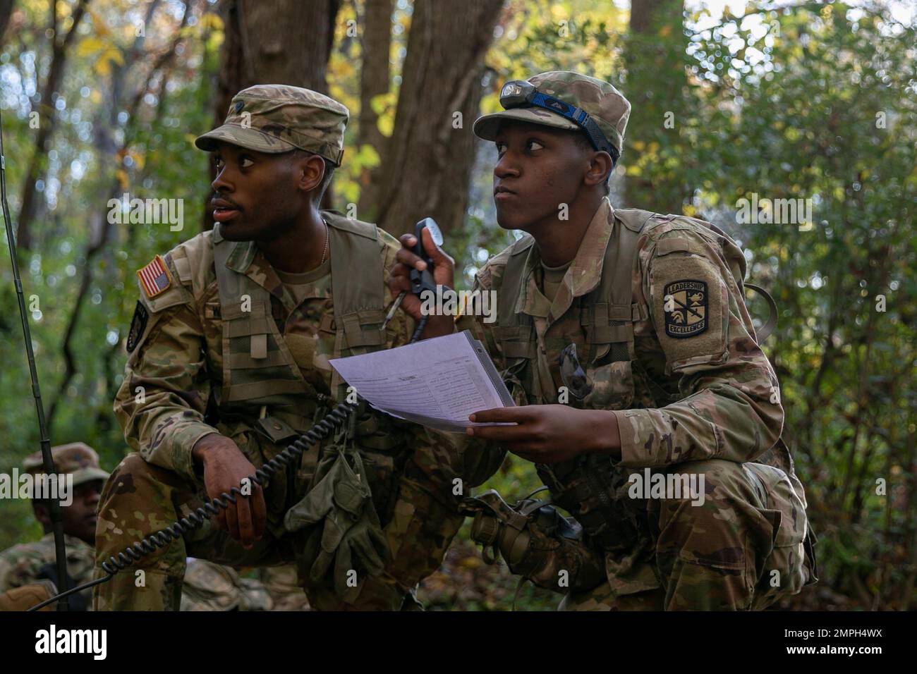 Après avoir assemblé leur radio, les Cadets Emanuel Washington (à gauche) et DeMarcus Hammond (à droite), de l’Université d’État de Caroline du Sud, se préparent à faire appel à une ligne de 9 avant de transporter leur victime simulée en sécurité lors de l’événement de communication (COMMO) au défi des Rangers ROTC de l’Armée de la brigade 4th sur 15 octobre 2022 à fort A.P. Côte. La deuxième journée du défi Ranger a vu des équipes se disputant dix événements différents, avant de terminer leur journée avec une ruck de 6 miles. Les deux meilleures équipes représentent la brigade 4th de la compétition de compétences militaires de Sandhurst qui s'est tenue à l'Académie militaire de West point en avril Banque D'Images