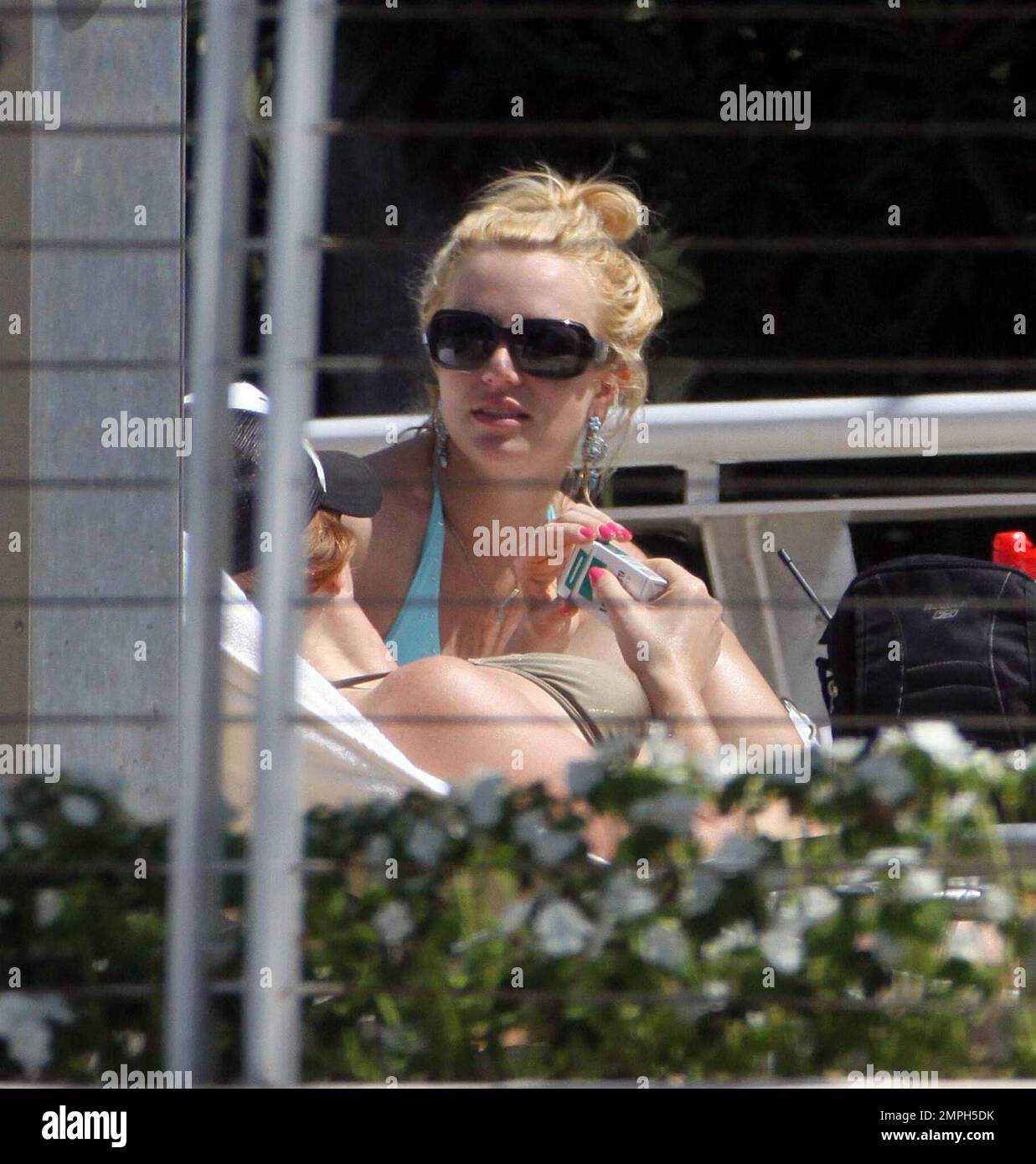 Exclusif !! Britney Spears passe une journée de sa visite avec ses deux fils et un entourage près de la piscine dans son hôtel de luxe. Britney ressemblait à son vieux moi dans un bikini bleu pâle et aimait se frotter dans l'eau avec ses fils qui riaient, riaient et riaient et éclaboussaient et appelaient « regarde-moi maman, regarde-moi » et Britney répondit à quel était leur « léveur ». Miami, Floride. 3/10/09 Banque D'Images