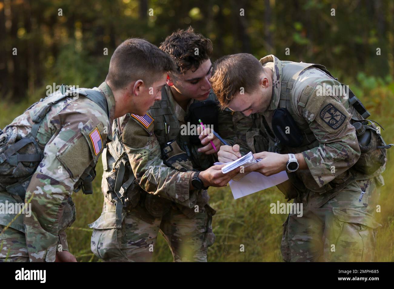 Les cadets de l’Université de Caroline du Nord – l’équipe du défi des Rangers du ROTC de l’Armée de Chapel Hill ont terminé l’épreuve du défi des compétences cognitives le 15 octobre, à fort AP Hill, en Virginie Au cours du défi des Rangers, 38 équipes ont participé à un événement de type robin qui a tenté de gagner une place au concours de compétences militaires de Sandhurst organisé par l'Académie militaire de West point. | photo par Amy Turner, États-Unis Affaires publiques du commandement des cadets de l'Armée Banque D'Images