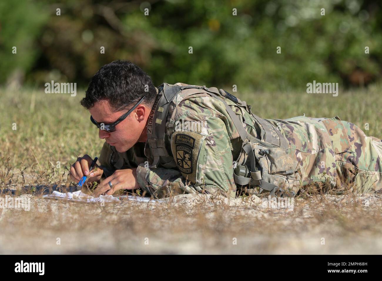 Le Cadet Kyle Fernandez, de l'Université d'État de Bowie, termine l'appel au feu lors du défi des Rangers du ROTC de l'Armée de brigade 4th, le 15 octobre, à fort AP Hill, en Virginie L'événement appel au feu a été l'un des nombreux événements auxquels les cadets de 38 équipes ont participé alors qu'ils ont tenté de gagner une place dans le concours de compétences militaires de Sandhurst organisé par l'Académie militaire des États-Unis au printemps. | photo par Amy Turner, États-Unis Affaires publiques du commandement des cadets de l'Armée Banque D'Images
