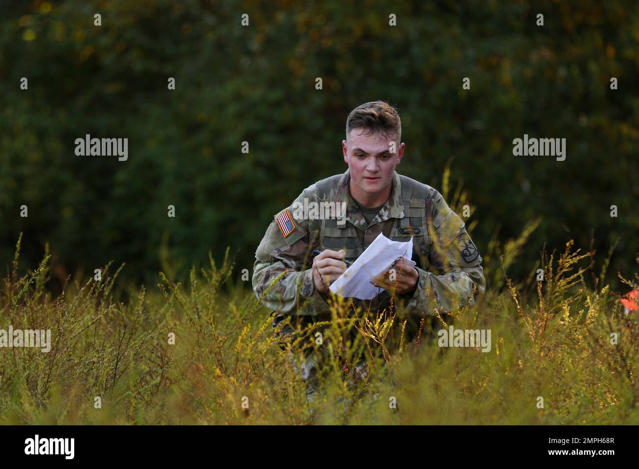 Un cadet de l’Université de Caroline du Nord – l’équipe du défi des Rangers du ROTC de l’Armée de Chapel Hill termine le défi des compétences cognitives le 15 octobre, à fort AP Hill, en Virginie Au cours du défi des Rangers, 38 équipes ont participé à un événement de type robin qui a tenté de gagner une place au concours de compétences militaires de Sandhurst organisé par l'Académie militaire de West point. | photo par Amy Turner, États-Unis Affaires publiques du commandement des cadets de l'Armée Banque D'Images