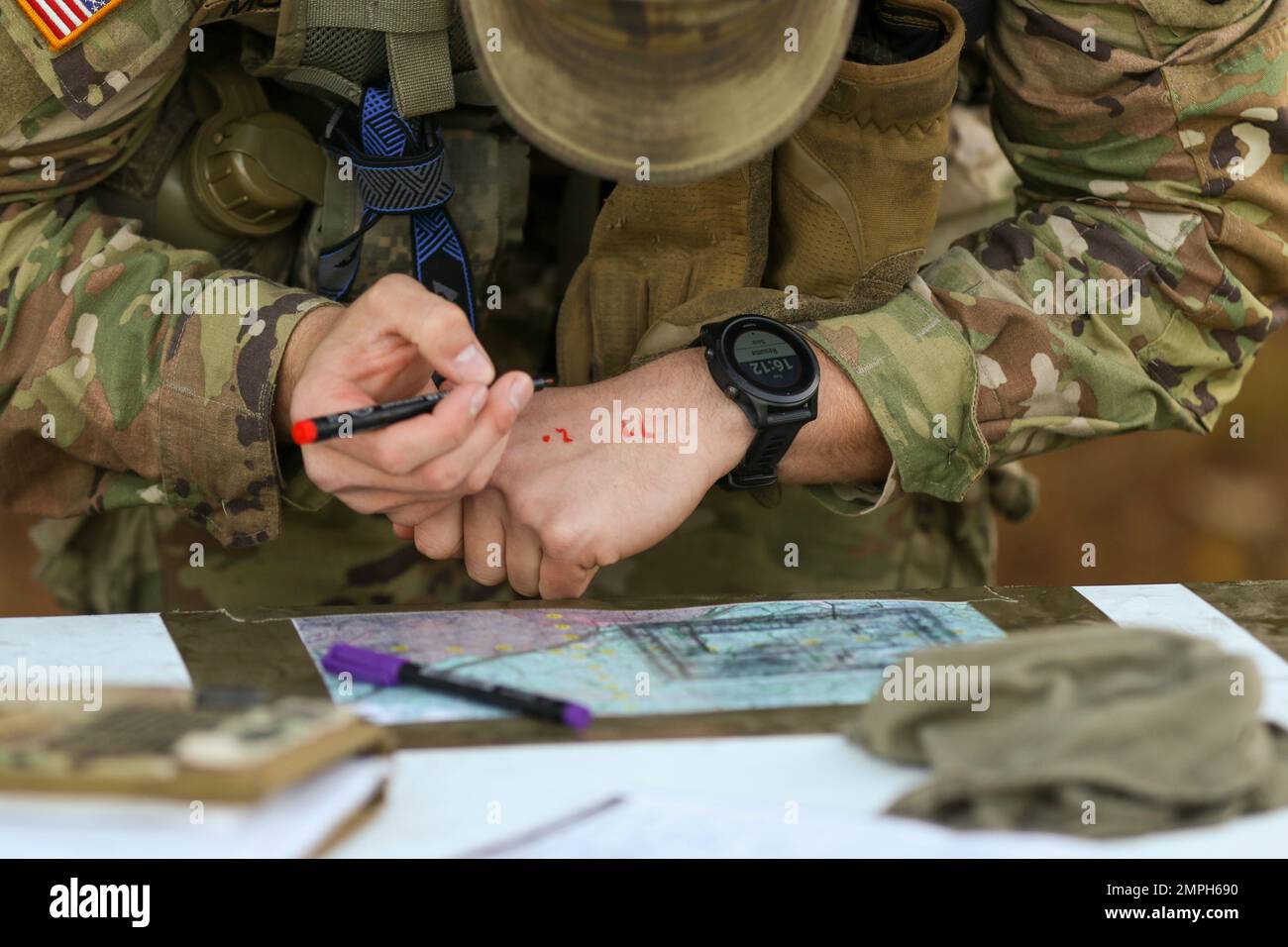 Le cadet Curtis McDonnell, de l’Université Costal de Caroline, termine la compétition de 9 lignes lors de l’événement de soins aux blessés de combat tactique (CACCT) au cours du défi des Rangers de la brigade 4th le 15 octobre, à fort AP Hill, en Virginie. Le CROT de l’Armée de brigade 4th a tenu son défi des Rangers de 14-16 octobre 2022, Où 38 équipes ont participé au concours de compétences militaires Sandhurst 2023 organisé par l'Académie militaire de West point. | photo par Amy Turner, États-Unis Affaires publiques du commandement des cadets de l'Armée Banque D'Images