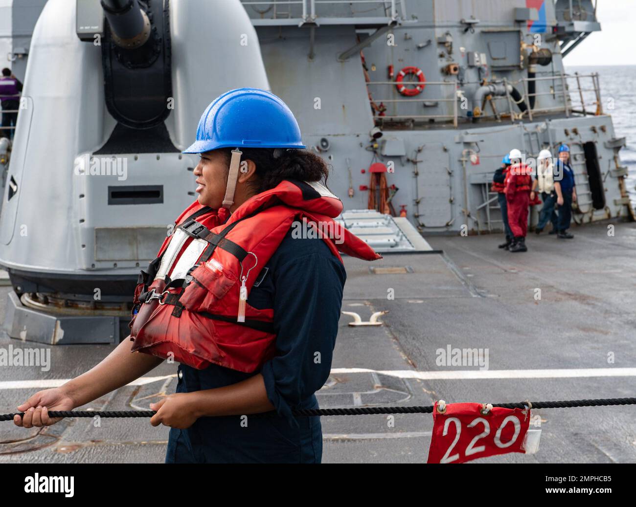 221017-N-RC007-1002 SULU SEA (le 17 octobre 2022) le technicien en systèmes d'information, Seaman Jessenia Clark, de Snellville, en Géorgie, effectue des opérations de manutention de lignes à bord du destroyer à missiles guidés de classe Arleigh Burke USS Milius (DDG 69) lors d'un réapprovisionnement en mer avec l'huileur auxiliaire australien HMAS stallwart (A304), alors qu'il opère en mer des Philippines, le 17 octobre. SAMA Sama-Lumbas est un exercice multilatéral qui comprend des forces des Philippines, des États-Unis, de l'Australie, de la France, du Japon, Et le Royaume-Uni a conçu pour promouvoir la coopération régionale en matière de sécurité, maintenir et renforcer Banque D'Images