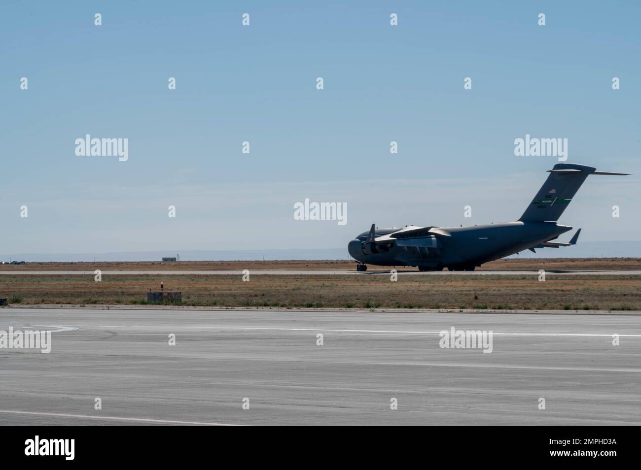 Un C-17 Globemaster III de la 62D Airlift Wing, base conjointe Lewis-McChord, Washington, s'étend à la base aérienne de Mountain Home, Idaho, le 18 octobre 2022, dans le cadre de l'exercice Rainier War 22B. Rainier War est l'exercice le plus étendu de l'aile airlift 62D, où ils se déploient comme aile principale et fournissent des capacités de commandement et de contrôle et de transport aérien comme Airdrop et airland. Banque D'Images