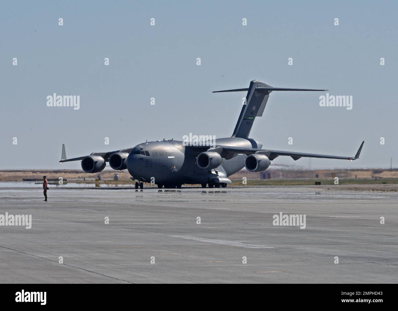 Un avion C-17 Globemaster III provenant des taxis de l'aile 62D après avoir atterri sur la ligne aérienne pendant l'exercice Rainier War 22B à la base aérienne de Mountain Home, Idaho, le 18 octobre 2022. Rainier War 22B est un exercice de préparation à grande échelle avec une priorité de génération de l'Armée de l'Air; démontrant la capacité de générer, d'employer et de maintenir une force de combat pendant un scénario rigoureux de guerre. Banque D'Images