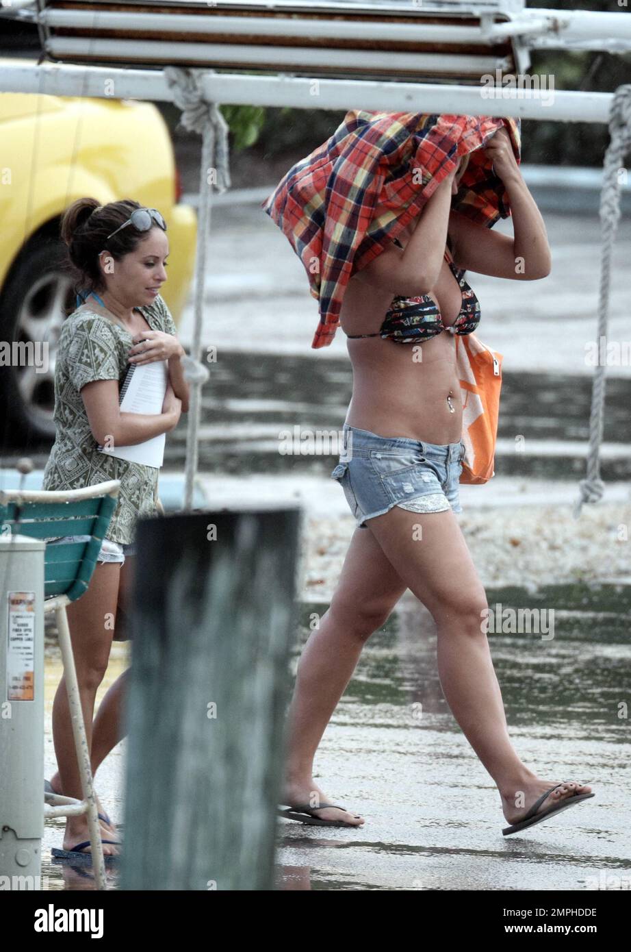 EXCLUSIF !! Carmen Electra et Brooke Hogan se retrouvent sous des chemises à carreaux pendant une tempête tout en filmant en Floride. Les deux beautés ont pris refuge à une marina avec un certain nombre d'autres pour attendre la tempête. Carmen et Brook sont dans l'État du soleil pour filmer un film qui serait le prochain film d'horreur de science-fiction « 2, tête de requin attaque », dans lequel un navire Semester at Sea est coulé par un requin à deux têtes muté. Les survivants s'enfuient vers un atoll déserté, qui commence à inonder les survivants, ce qui les expose à des risques d'attaque par les doubles mâchoires du poisson monstre. La sortie du film est programmée dans Banque D'Images