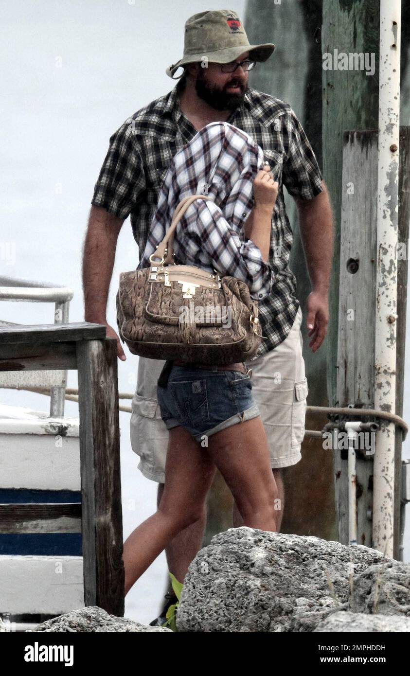 EXCLUSIF !! Carmen Electra et Brooke Hogan se retrouvent sous des chemises à carreaux pendant une tempête tout en filmant en Floride. Les deux beautés ont pris refuge à une marina avec un certain nombre d'autres pour attendre la tempête. Carmen et Brook sont dans l'État du soleil pour filmer un film qui serait le prochain film d'horreur de science-fiction « 2, tête de requin attaque », dans lequel un navire Semester at Sea est coulé par un requin à deux têtes muté. Les survivants s'enfuient vers un atoll déserté, qui commence à inonder les survivants, ce qui les expose à des risques d'attaque par les doubles mâchoires du poisson monstre. La sortie du film est programmée dans Banque D'Images