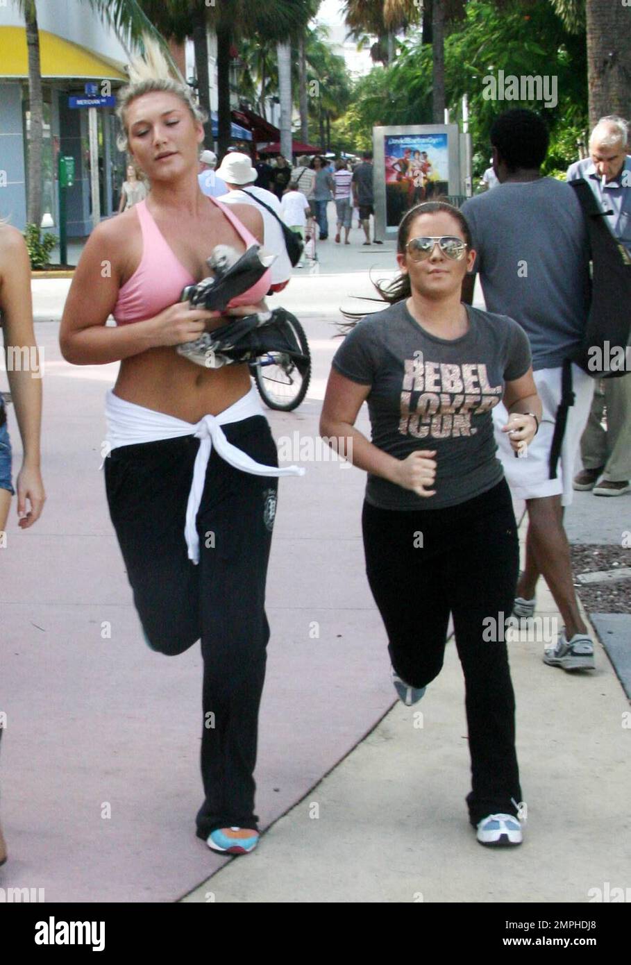 Exclusif !! Brooke Hogan a fait du jogging avec un ami sur la Lincoln Road,  à la mode, à Miami Beach. La paire s'est arrêtée au Starbucks pour prendre  un café et