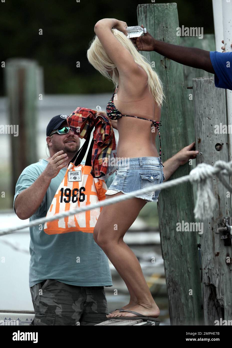 EXCLUSIF !! Pendant qu'il se trouve sur la scène de son nouveau film, Brooke Hogan apprécie la compagnie de ses copains en fonte malgré les températures attachantes. Brooke a passé la majeure partie de la journée sur le pont inférieur dans la chaleur de Floride et fréquemment réappliqué le maquillage pendant la journée. Elle a réussi à se rafraîchir tout en déjeunant avec la co-star Carmen Electra dans une zone climatisée du bateau. Brooke et Carmen sont dans l'État du soleil pour filmer un film qui serait le prochain film d'horreur de science-fiction « 2, attaque à tête de requin », dans lequel un navire Semester at Sea est coulé par un requin à deux têtes muté. Les survivants s'évadent dans un désert Banque D'Images