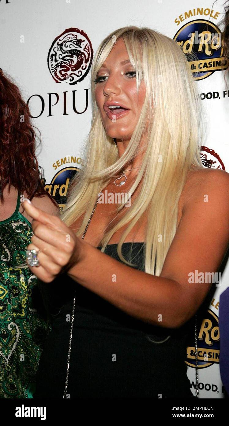 La chanteuse Brooke Hogan arrive à opium au Seminole Hard
