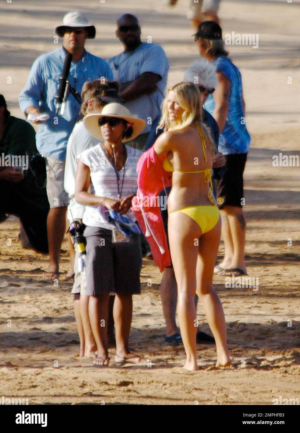 2010 le modèle de maillot de bain « Sport Illustrated », Brooklyn Decker,  porte un maillot jaune tandis qu'elle fait du froid sur la plage lors du  tournage de son nouveau film «