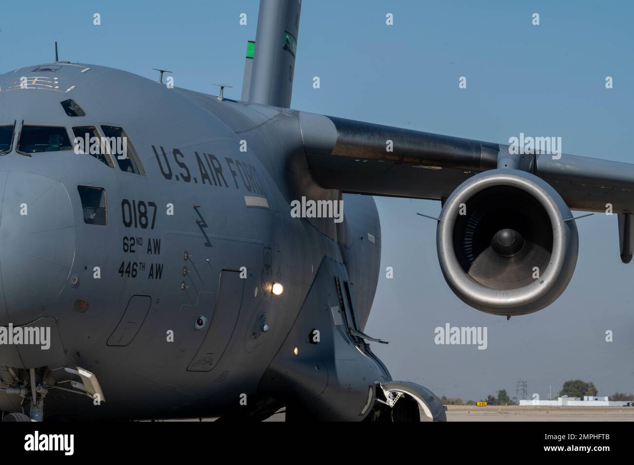 Un C-17 Globemaster III de la 62D Airlift Wing, base conjointe Lewis-McChord (Washington), taxi sur la piste pendant l'exercice Rainier War 22B, à Gowen Field, Boise (Idaho), le 20 octobre, 2022. Rainier War est l’exercice le plus étendu de l’aile du transport aérien de 62D, où elle se déploie comme aile principale et fournit des capacités de commandement et de contrôle et de transport aérien comme Airdrop et airland. Banque D'Images