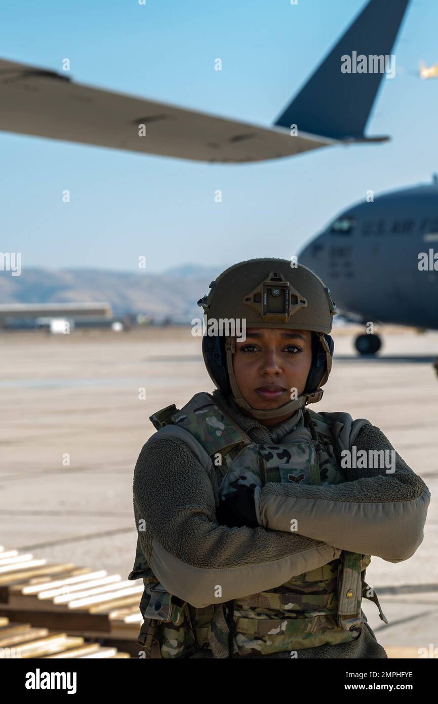 ÉTATS-UNIS Ashley Fitzpatrick, un compagnon des forces de sécurité de l'escadron 366th des forces de sécurité, participe à l'exercice Rainier War 22B à Gowen Field, Boise, Idaho, le 20 octobre 2022. Rainier War est un exercice majeur pour l'aile du transport aérien de 62D, incluant de multiples équipements de transport aérien, des partenaires conjoints et des forces d'opérations spéciales. Banque D'Images