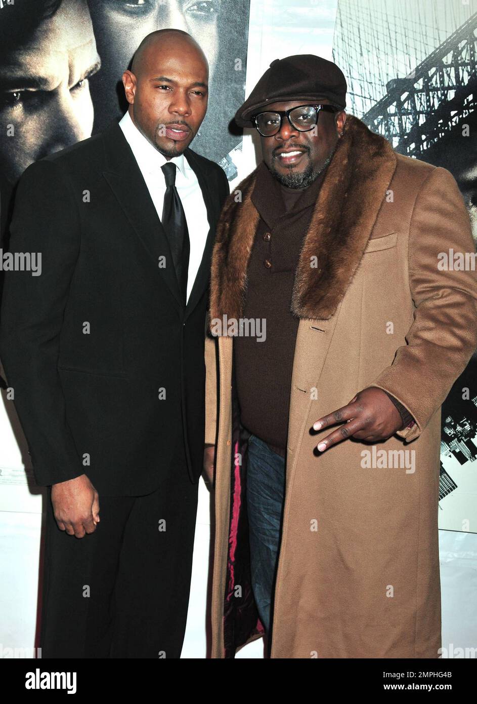 Antoine Fuqua et Cedric Kyles, alias Cedric The Entertainer, promenez-vous sur le tapis rouge lors de la première à New York de « Brooklyn's Finest » au cinéma AMC Loews Lincoln Square 13. New York, NY. 03/02/10. . Banque D'Images